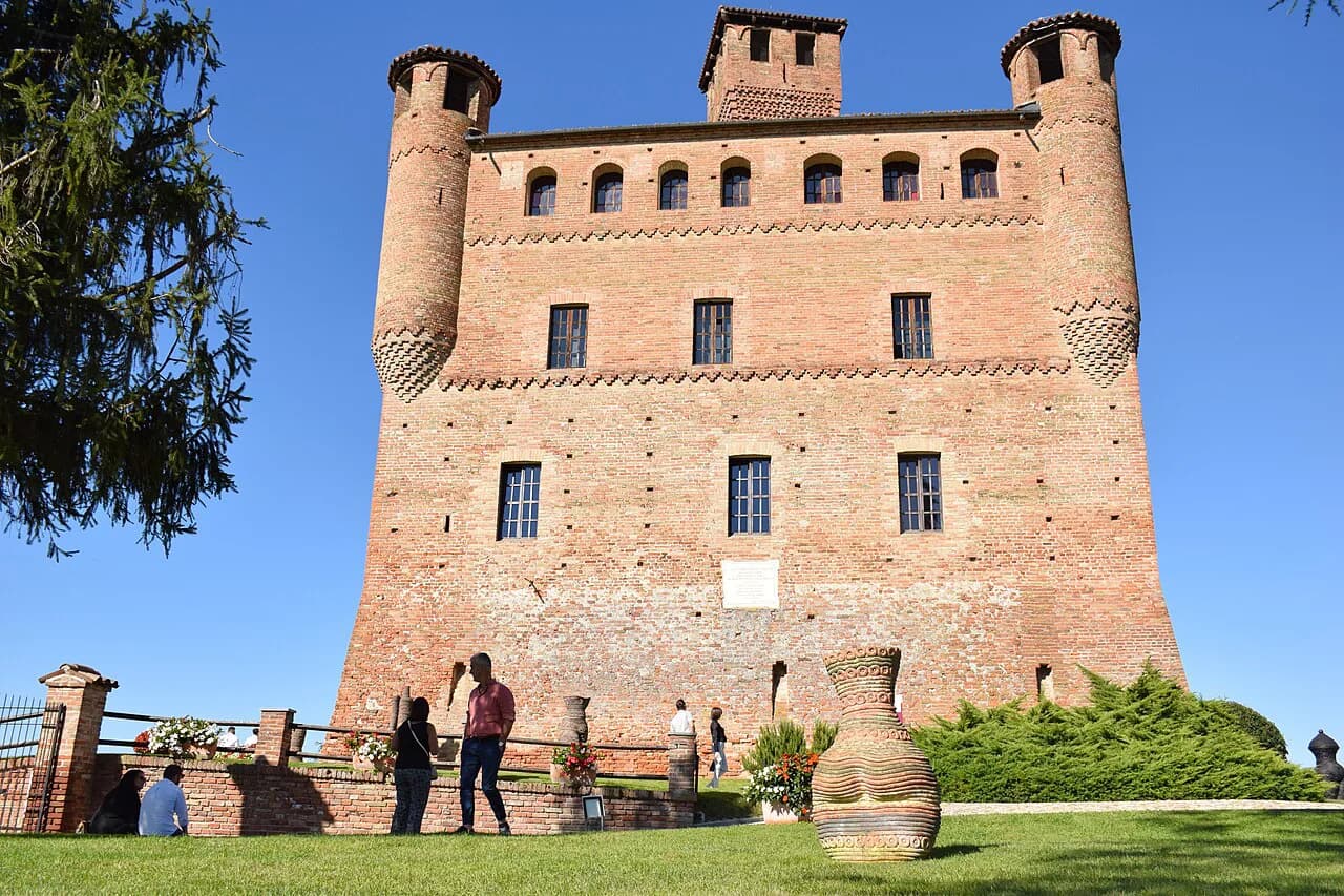 Castello di Grinzane Cavour: Enoteca, Museum and Tastings Guide