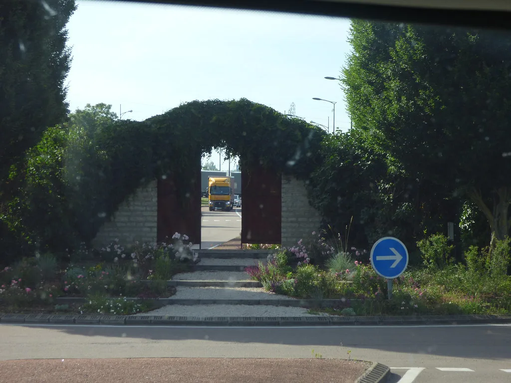 Avenue Charles de Gaulle, Beaune - roundabout with hidden vineyard