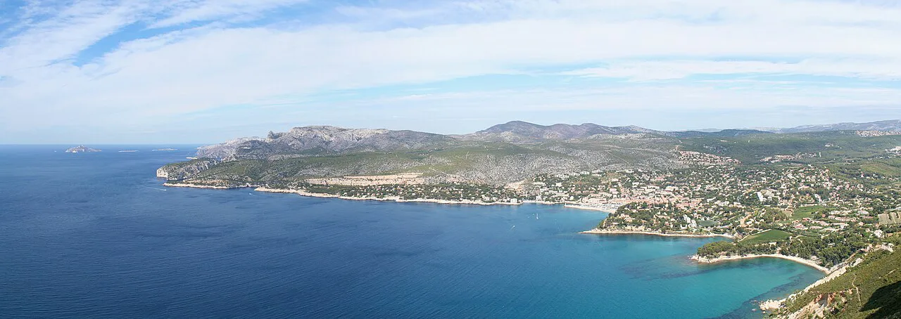 Cassis and its bay from the Route des Crêtes