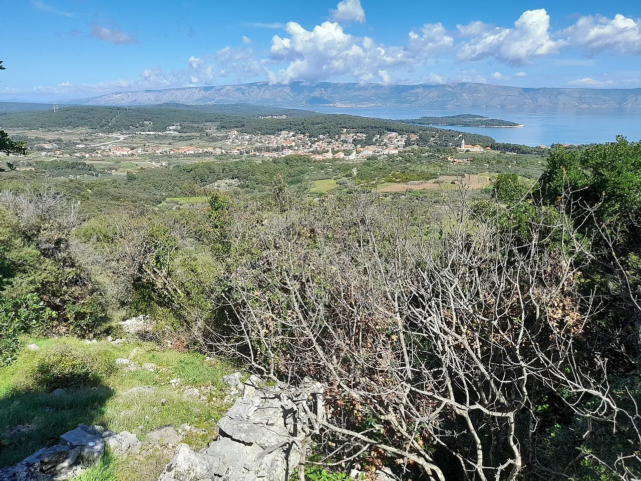 Looking over Jelsa from the trail to the Tor watchtower